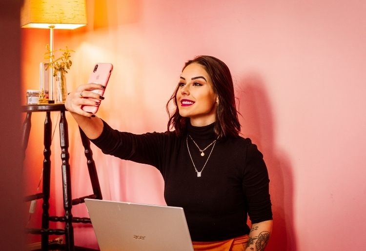 10 Ways to Spice Up Your Online Dating Profile and Get Noticed - Engaging in Conversation Starters