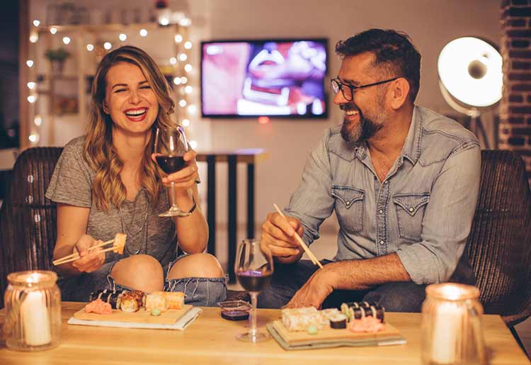 Couple Find people online for dates