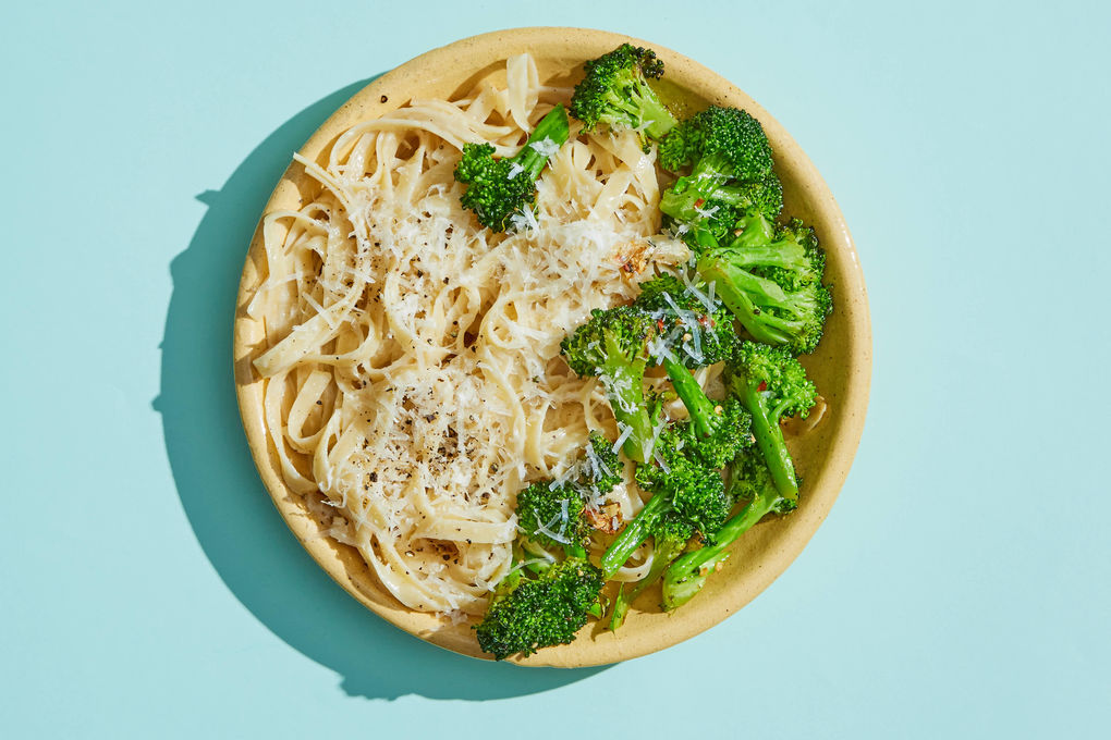 Fettuccini Alfredo with Chili Garlic Brocoli Fettuccini Alfredo with Chili Garlic Brocoli