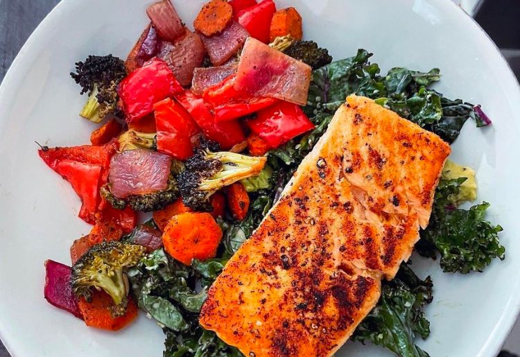 Salmon with kale and roasted vegetables 
