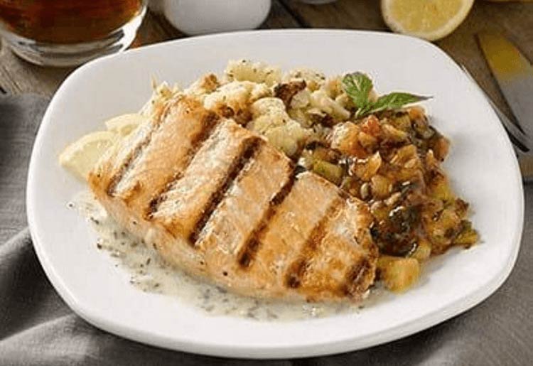 Grilled Salmon with Creamy Pesto Sauce Grilled Salmon with Creamy Pesto Sauce